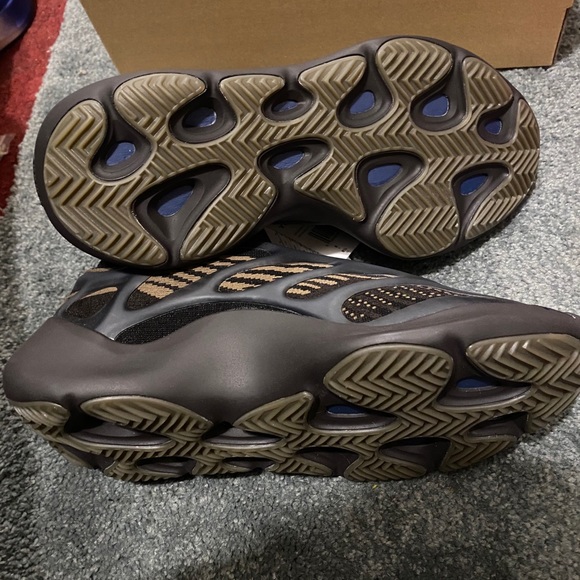 *SOLD*Yeezy 700 V3 - Picture 5 of 8
